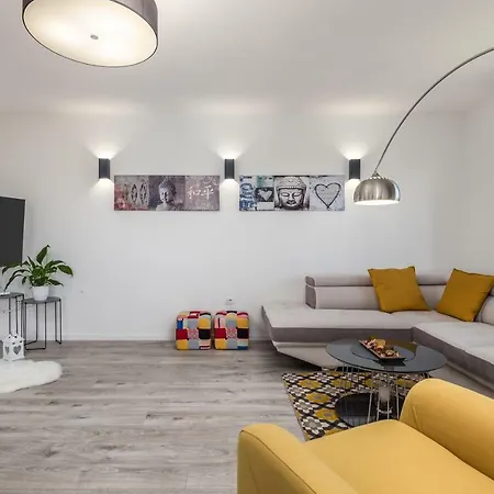 Luxury La Es Apartment
