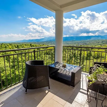 Luxury La Es Apartmán *