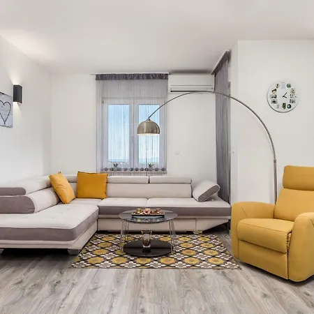 Luxury La Es Apartmán *